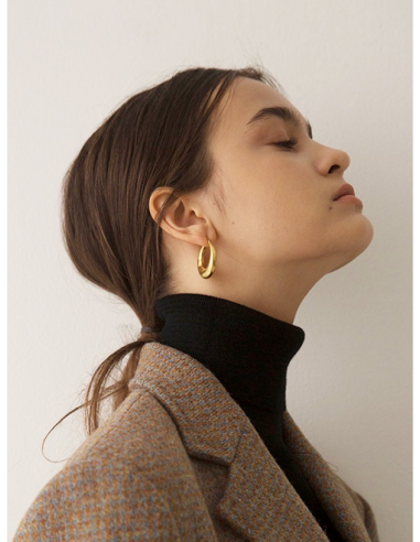 THEA BOLD HOOP EARRINGS de l' environnement